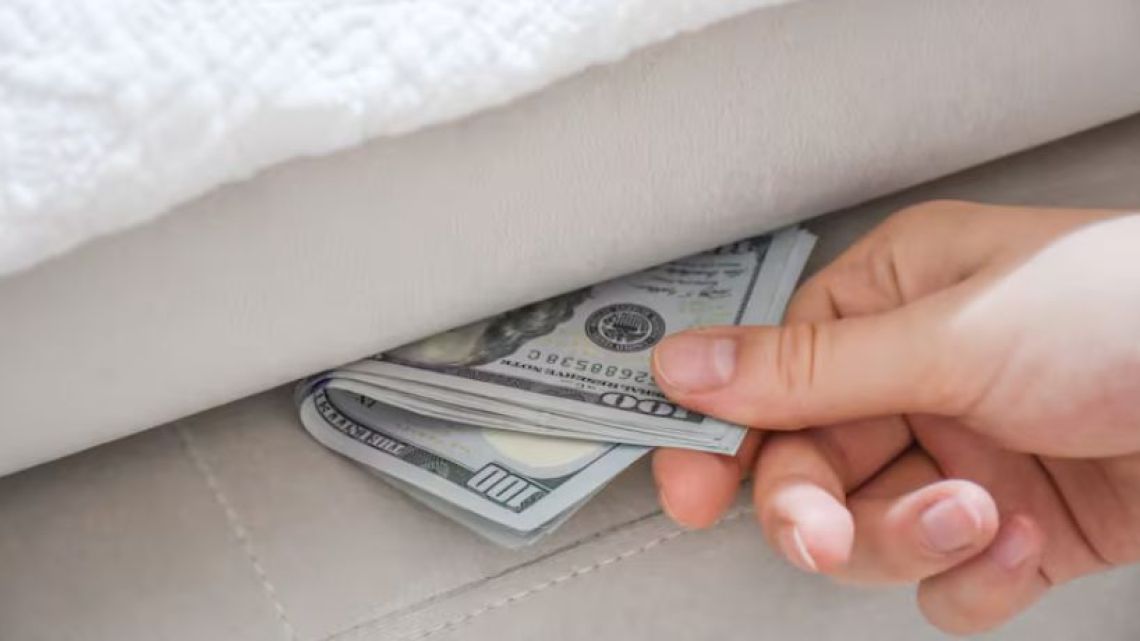 Argentinos guardan más dólares «bajo el colchón» pese al pedido oficial