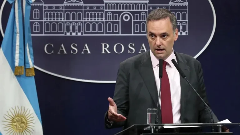 Manuel Adorni anunció una reforma a la Ley de Tierras para permitir la compra extranjera sin límites