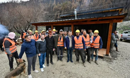 ¡Emotiva entrega! Las primeras viviendas para damnificados por los incendios en Epuyén ya son una realidad
