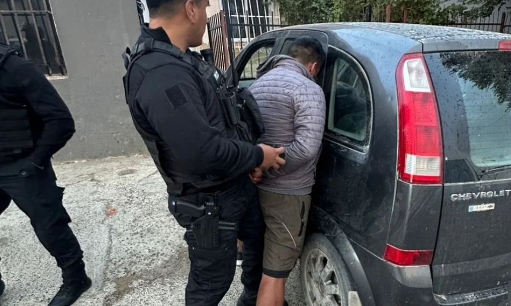 ¡Cazados en plena acción! La policía detuvo a dos ladrones que usaban inhibidores para robar autos en Comodoro