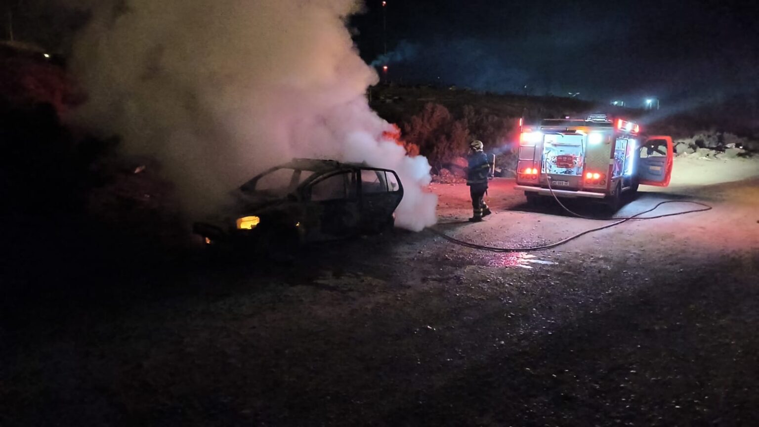 Trelew: Un policía sufrió un desperfecto mecánico y minutos después encontró su auto envuelto en llamas
