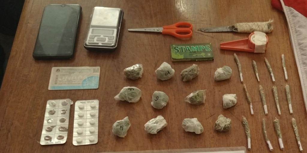 Rawson: caen dos jóvenes que vendían droga en plazas a menores