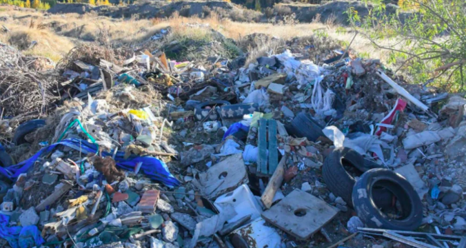 Alerta en Esquel: detectaron residuos peligrosos en una antigua cantera y el arroyo Arroyo Seco está en riesgo