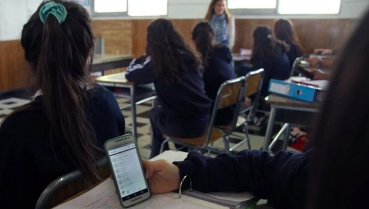 Chubut debate prohibir los celulares en las escuelas: la iniciativa regresa a la Legislatura para frenar la dispersión y la adicción digital