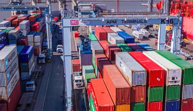 Escándalo en la Aduana: remeras declaradas a $14 y celulares de contrabando por miles: la subfacturación que explota tras la eliminación de controles