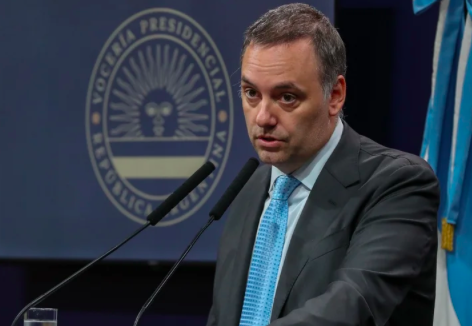 Nueva hipoteca de Adorni: financió otro departamento con 100.000 dólares prestados por dos mujeres, una de ellas comisaria retirada