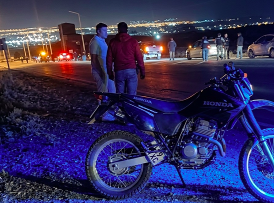 Pateó a un policía mientras huía en moto, se cayó y terminó arrestado en Madryn