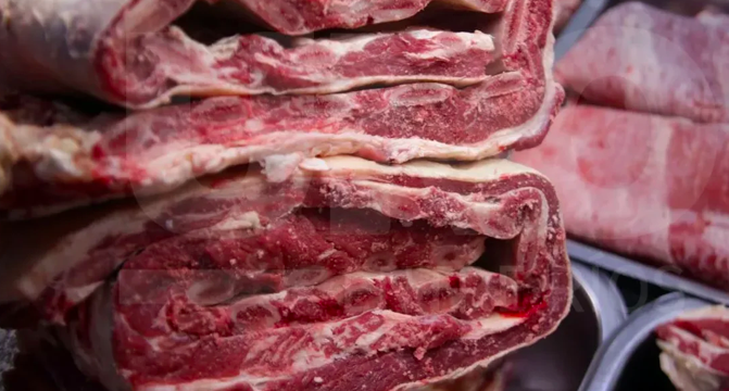 La carne se disparó 10,6% en marzo y hay municipios que pagan sueldos con vales de comida