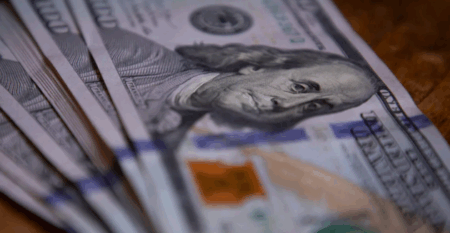 Dólar hoy en Argentina: oficial baja a $1.380, blue estable en $1.410 y riesgo país en 515 puntos