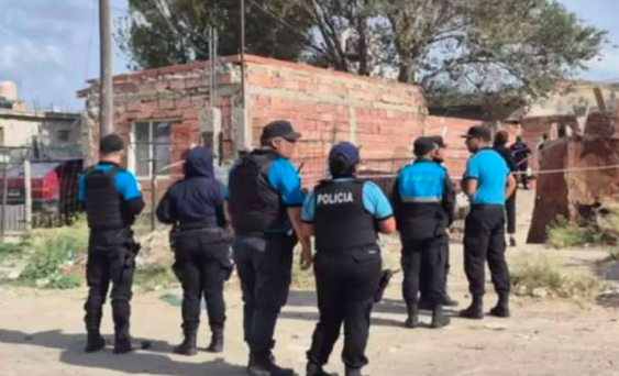 Violento crimen en Madryn: golpearon y degollaron a un hombre; hay dos detenidos con prisión preventiva
