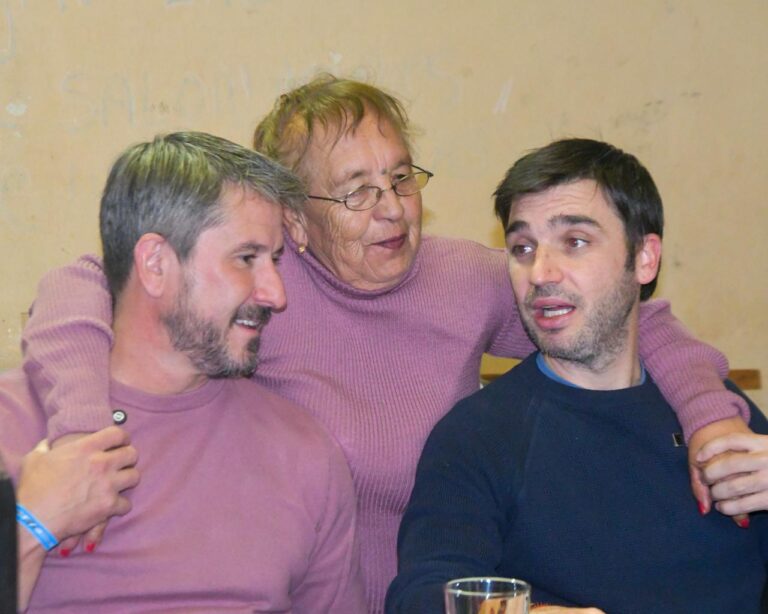 Encuentro en el barrio Perón: Merino y Torres compartieron una jornada de diálogo y baile con adultos mayores