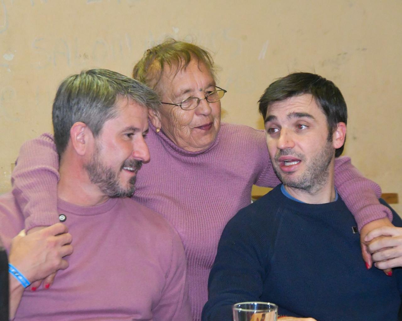 Encuentro en el barrio Perón: Merino y Torres compartieron una jornada de diálogo y baile con adultos mayores