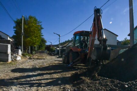 Esquel: El municipio inició el adoquinado en el barrio Winter para solucionar problemas históricos de drenaje