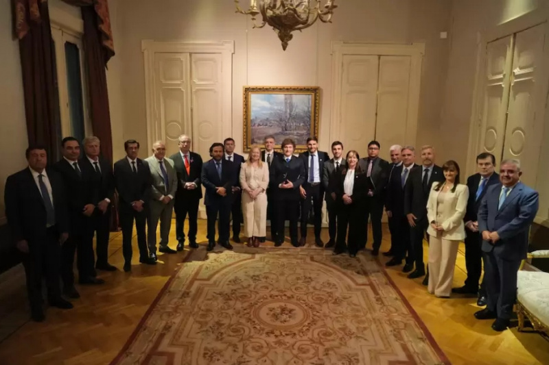 Javier Milei firmó un adelanto de $400.000 millones para 12 provincias en busca de apoyo de los gobernadores para la Ley de Glaciares