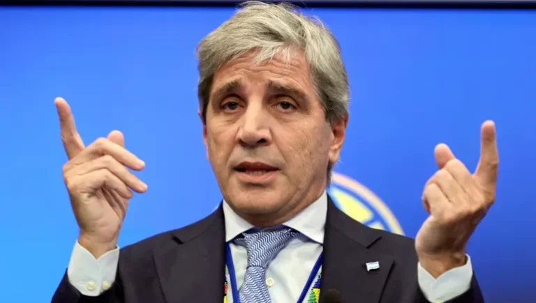 Luis Caputo anticipó que la inflación de marzo 2026 será mayor al 2,9% por la suba de la nafta