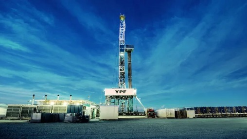 Récord histórico en la producción de petróleo argentina: Impulsado por Vaca Muerta, el país alcanza 874.000 barriles diarios
