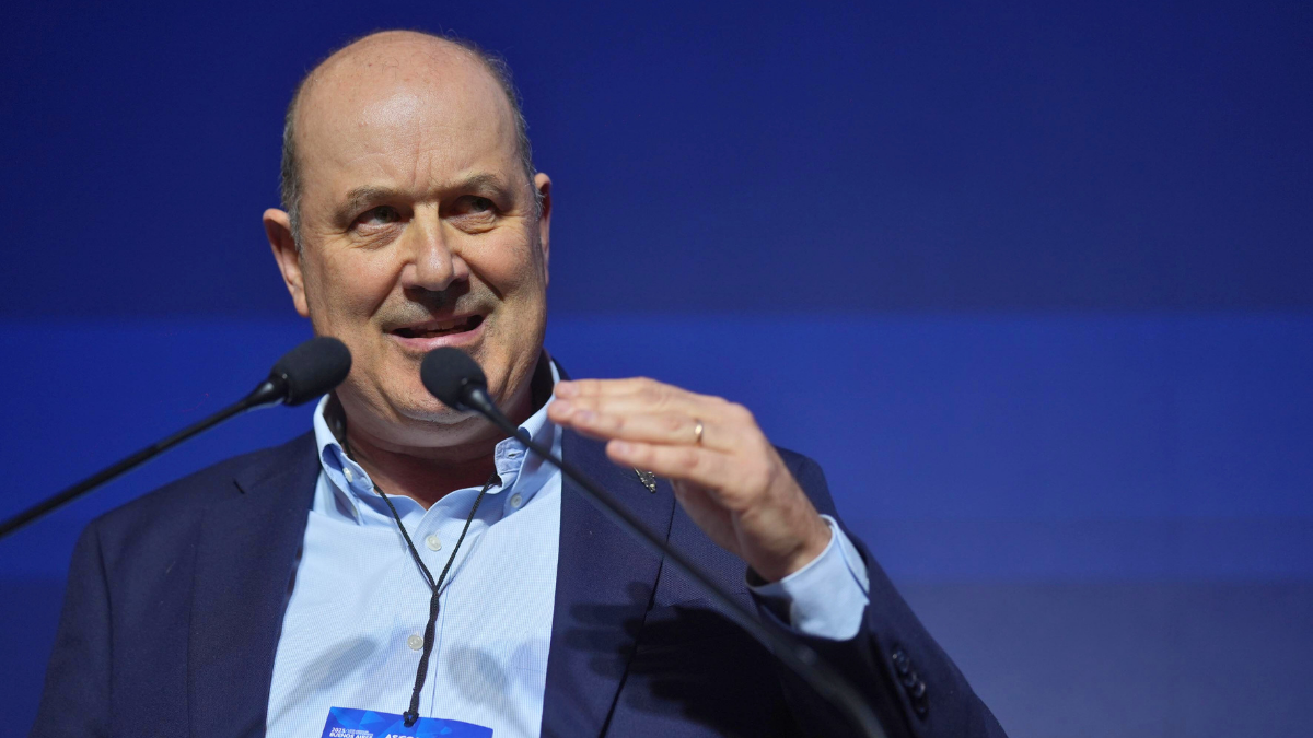 Federico Sturzenegger usó la película «El Jockey» para explicar la transformación de Argentina