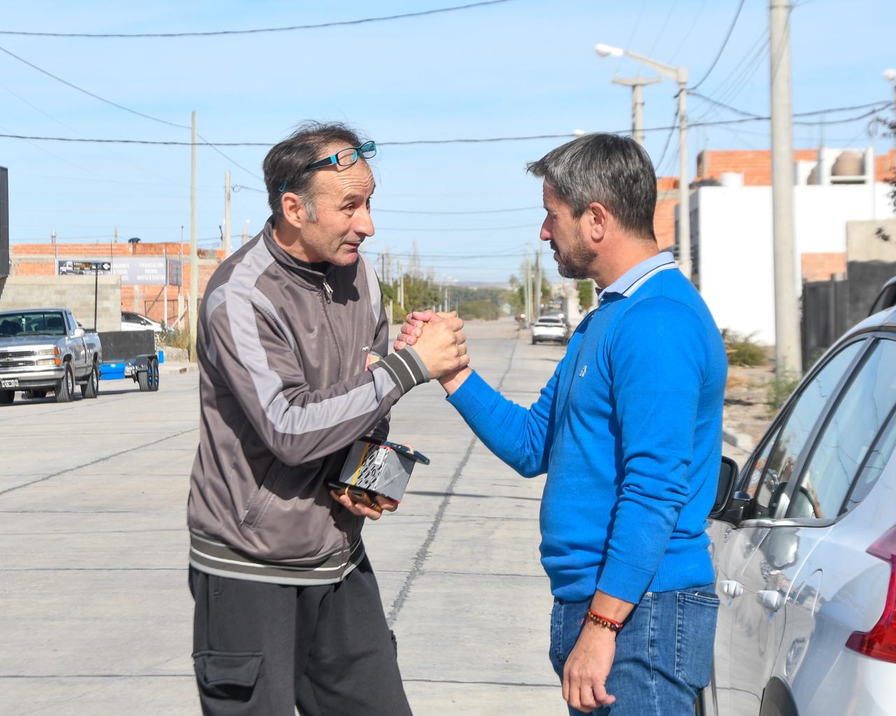 Trelew: Merino visitó a vecinos y comerciantes, en la nueva obra de pavimento de la calle López y Planes