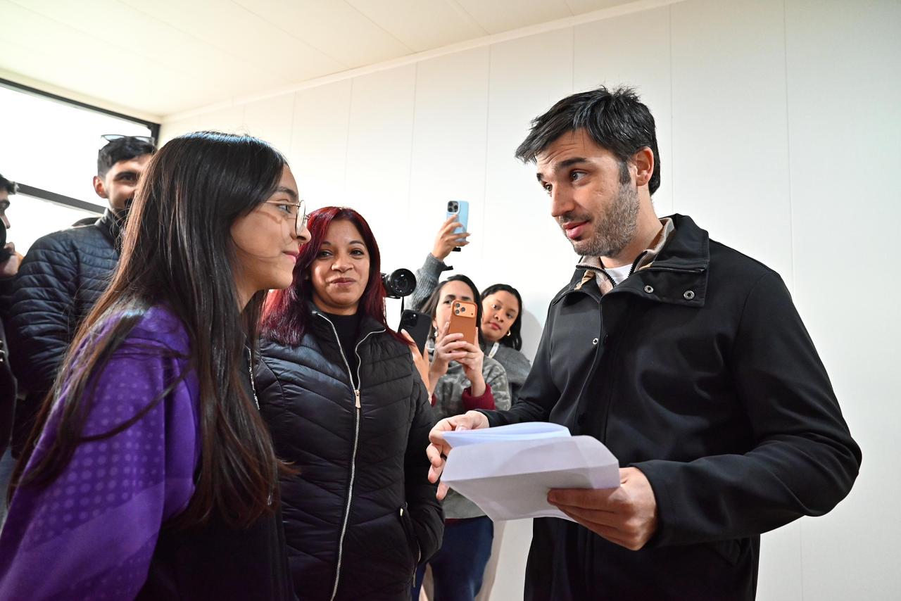 Ignacio ‘Nacho’ Torres recorrió las 52 viviendas para damnificados del Cerro Hermitte en Comodoro