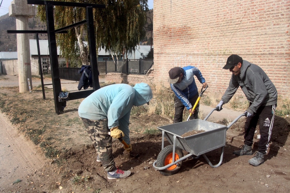 Esquel: El municipio avanza con la construcción de una nueva parada de transporte urbano en barrio 28 de Junio