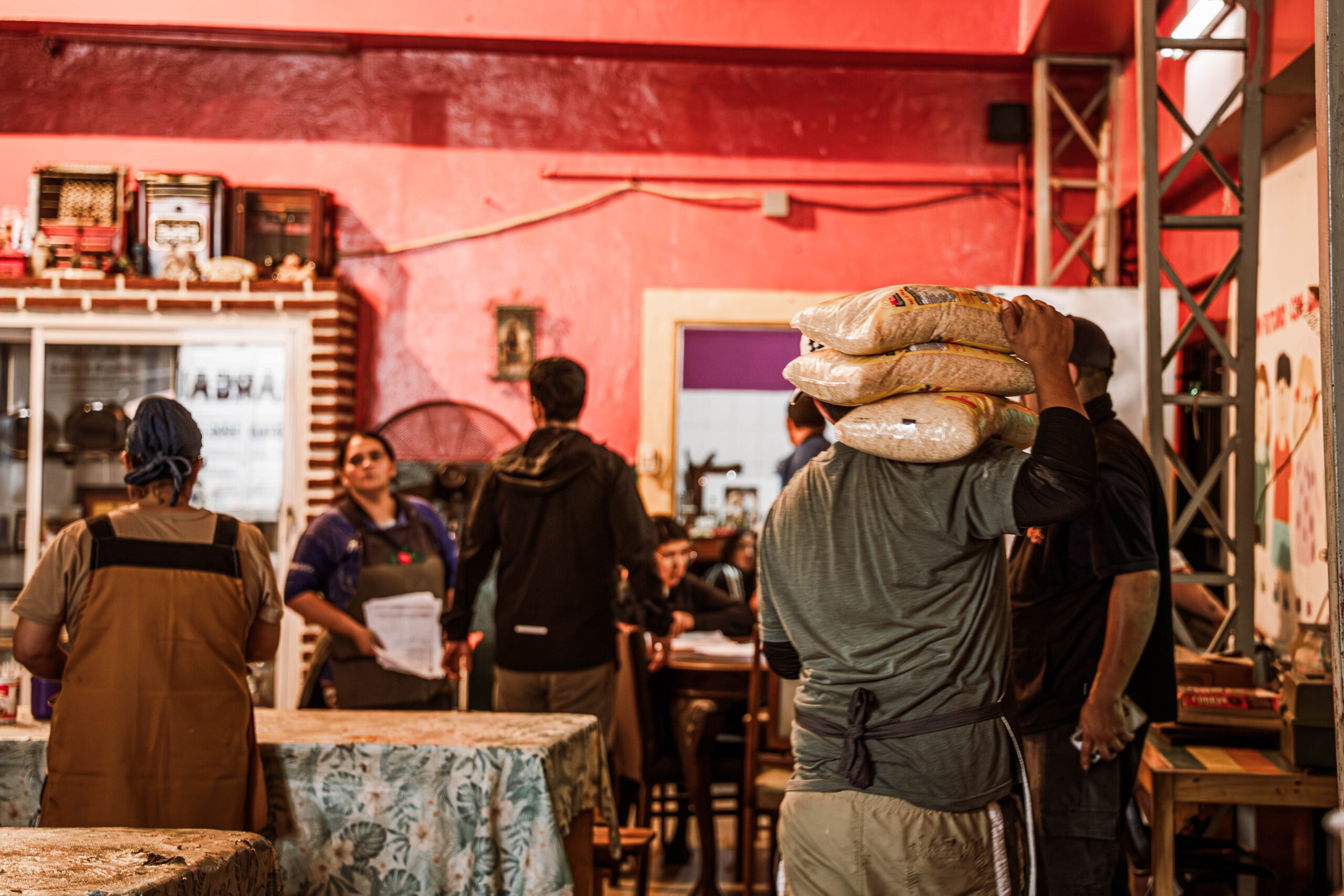 Los trabajadores y voluntarios en el comedor Los Piletones