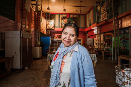 Margarita Barrientos, referente del comedor Los Piletones, junto a la iniciativa AI Amigo Invisible