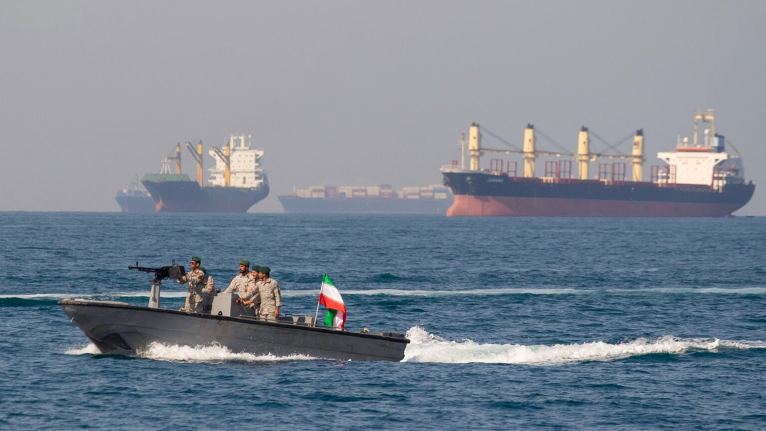 Tensión en Ormuz: Irán desvía rutas navales por amenaza de minas