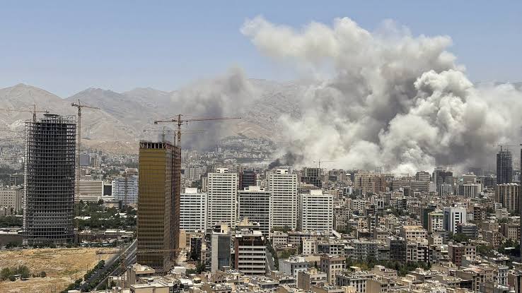 Irán atacó buques de EE. UU. e Israel y golpeó puntos estratégicos en Haifa