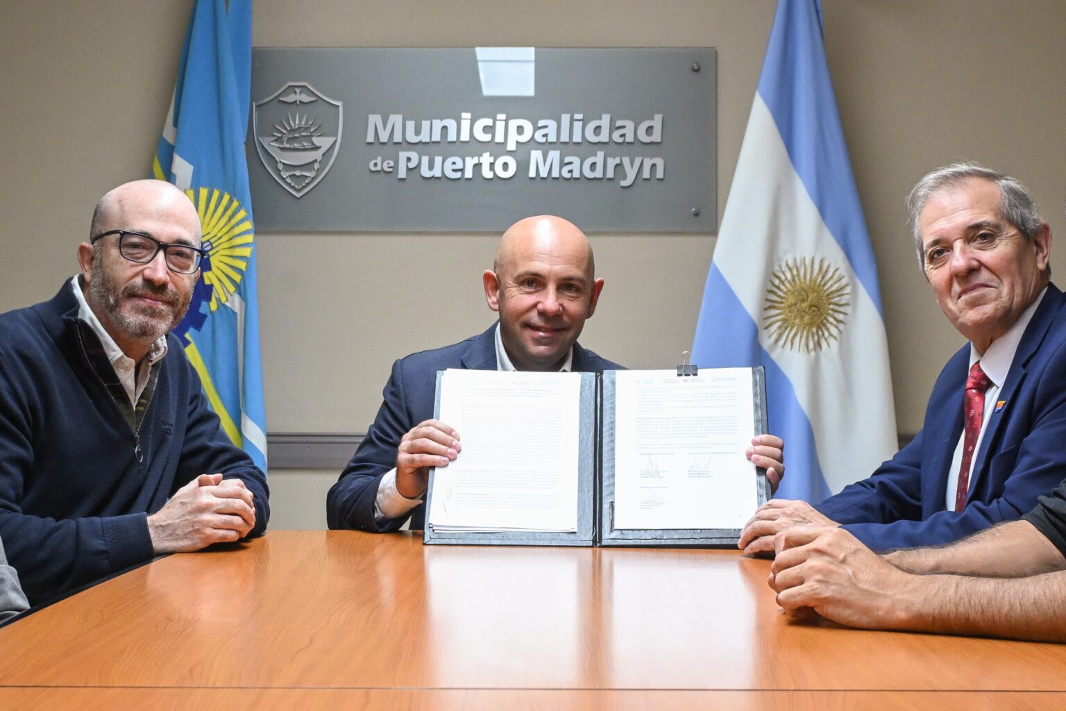Sastre firmó el acuerdo para construir una nueva escuela en el barrio Perón de Madryn