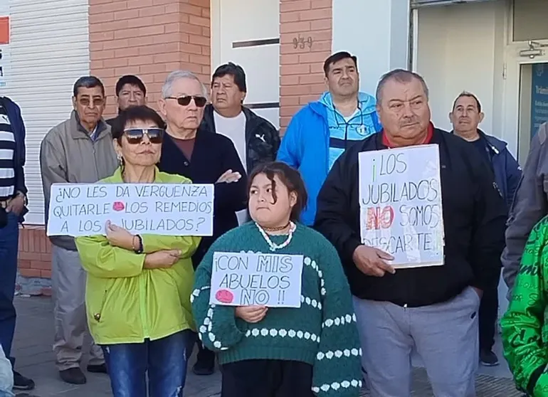 Afiliados de PAMI en Comodoro quedan sin atención y jubilados denuncian «vaciamiento» del instituto