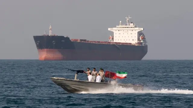 Ormuz bajo control iraní: 33 buques cruzan y crece la tensión