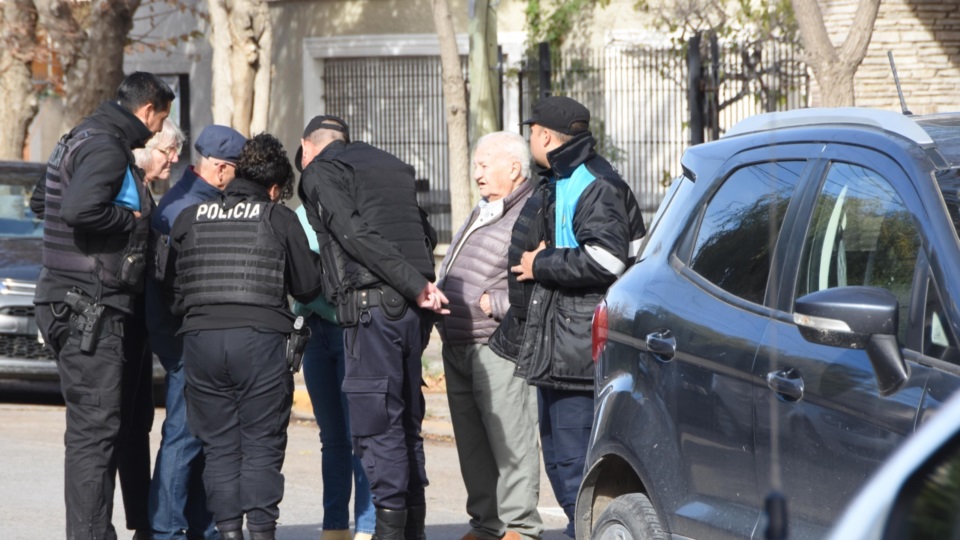 Insólito en Trelew: un hombre se arrojó contra una camioneta en marcha
