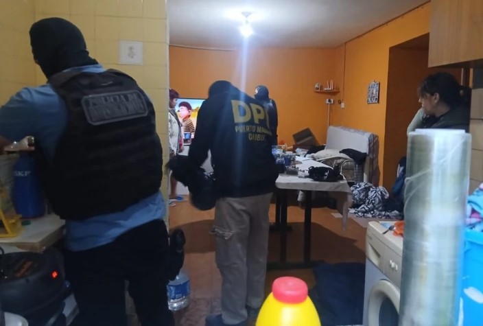 Puerto Madryn: buscaban a dos ladrones y en los allanamientos encontraron cocaína, marihuana y un auto