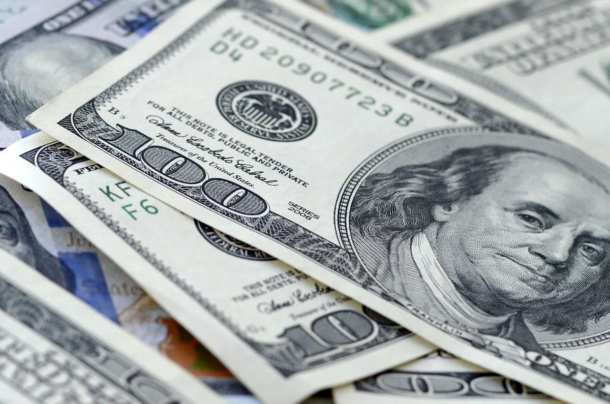 Dólar hoy: fuerte paridad entre el blue y el oficial en el cierre semanal