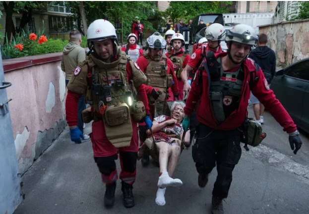 Tragedia en Kiev: al menos cuatro muertos tras una masiva ofensiva rusa que incluyó proyectiles con potencial atómicox