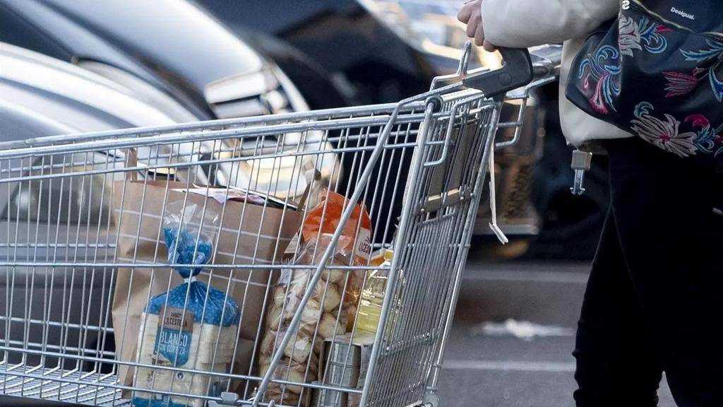 Crisis de consumo: familias recortan comida para pagar tarifas e impuestos