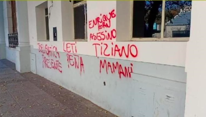 Repudian las pintadas al Municipio de Trelew durante una marcha y avanzarán con denuncias