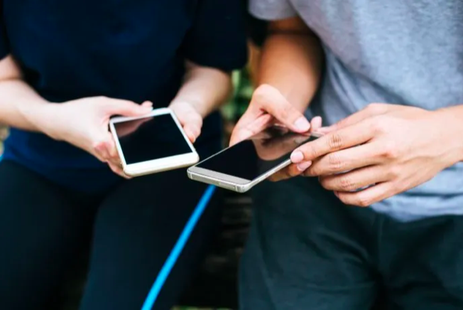 El «scroll infinito» aumenta tu ansiedad sin que te des cuenta, según especialistas en psicología