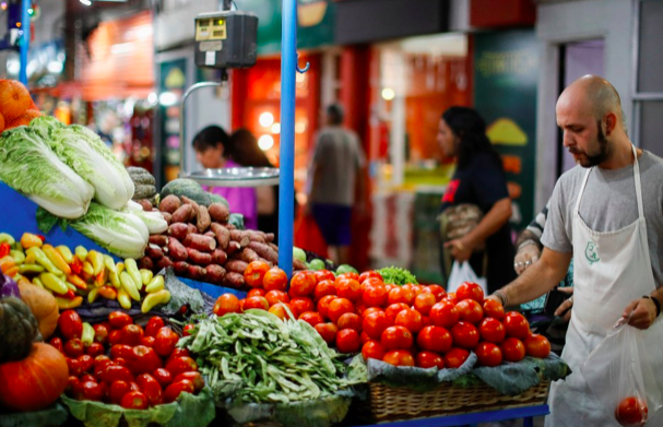Consumo en crisis: familias dejan comida y pagan más servicios