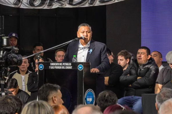 Ávila fulminó a Adorni y lanza partido petrolero 2027