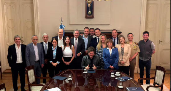 Milei reúne al Gabinete con internas calientes y un «blindaje» a Adorni
