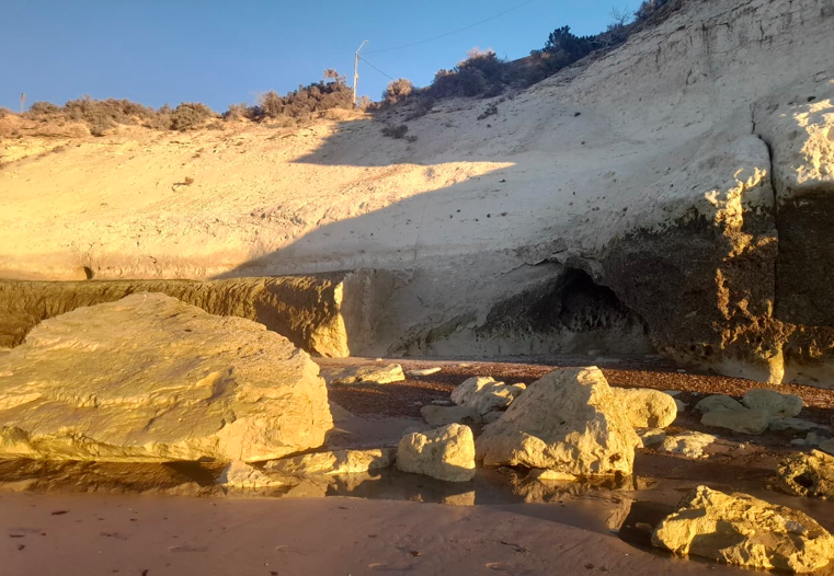 Punta Cuevas en alerta: la erosión amenaza los acantilados