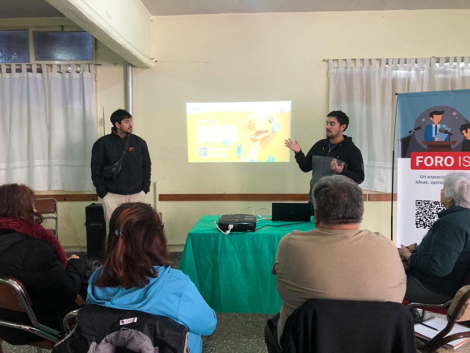 SEROS y DINO impulsan la inclusión tecnológica con un taller de manejo de celulares para jubilados en Trelew