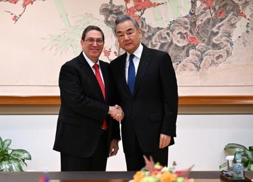 Cumbre en Nueva York: Wang Yi le transmitió al canciller cubano la decisión de Beijing de profundizar la alianza