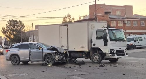 Impacto en Puerto Madryn: un auto terminó debajo de un camión