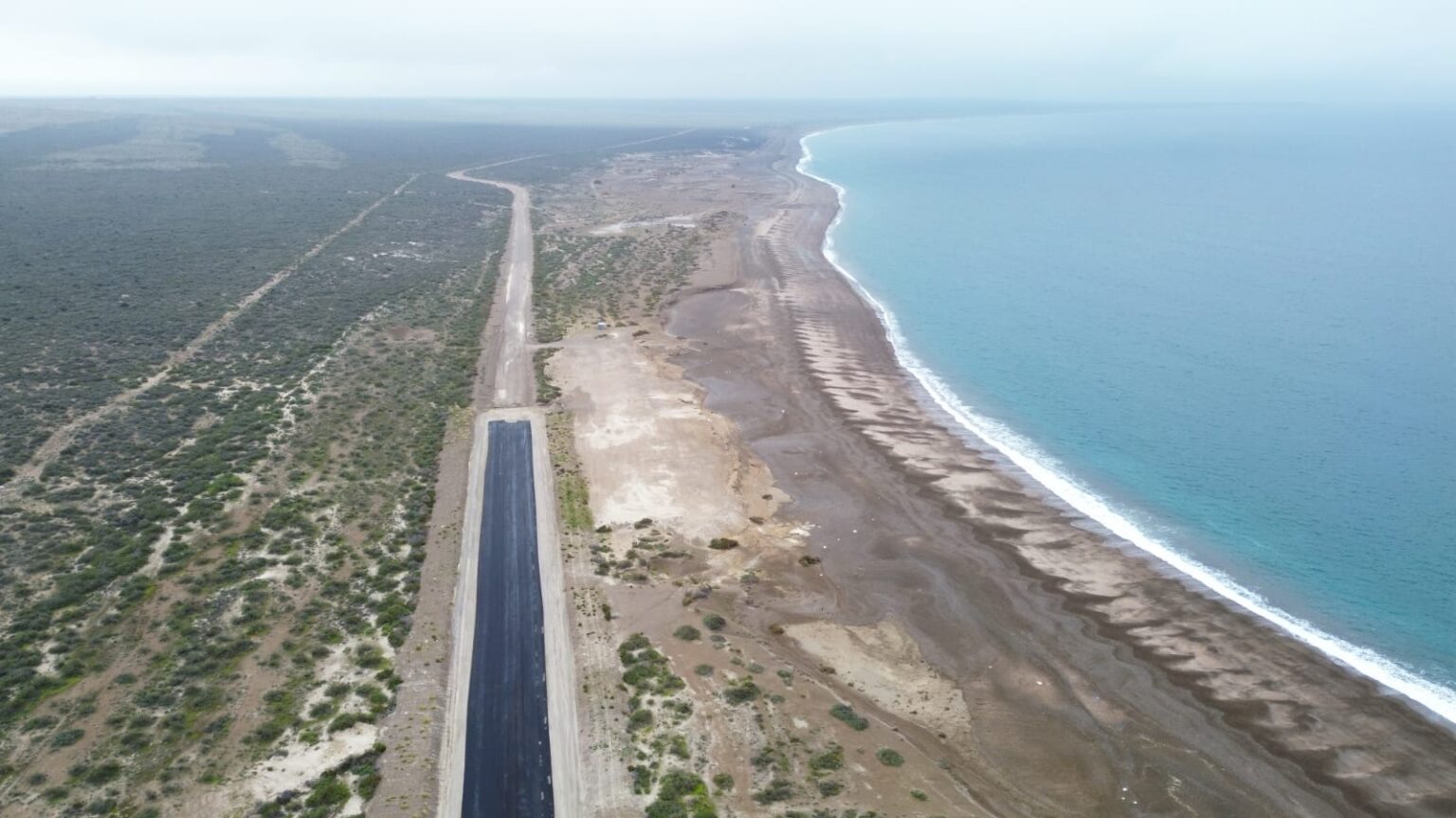 Vialidad Provincial ejecuta las últimas tareas de pavimentación en el acceso a Playa El Doradillo en Puerto Madryn