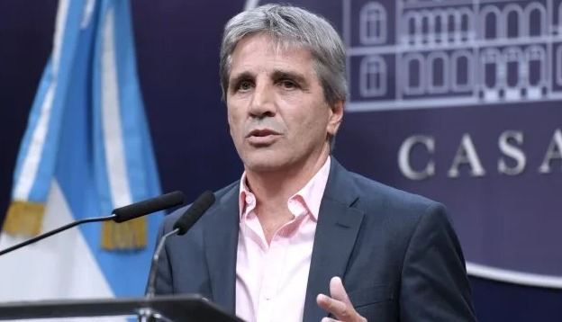 Solo entró un 3%: Caputo busca relanzar el régimen simplificado para captar los dólares fuera del sistema