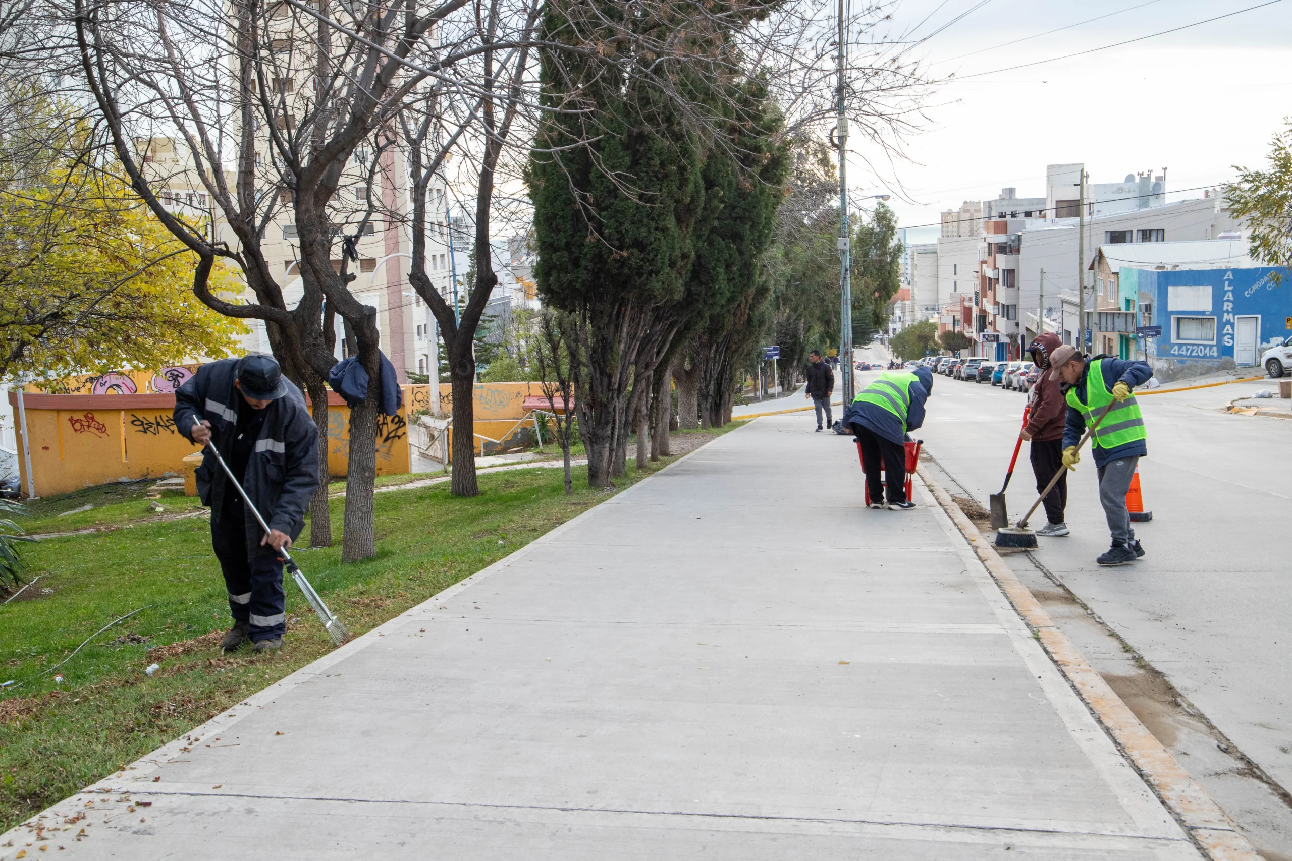 Operarios municipales realizando tareas de limpieza y desmalezado en el boulevard de Avenida Rivadavia, Cholila.