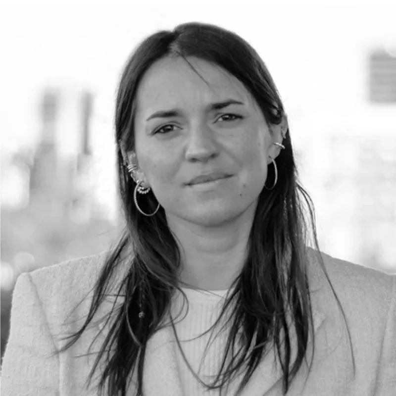 Retrato en blanco y negro de Natalia Quintana, especialista en comunicación sobre IA y Hot Sale 2026.