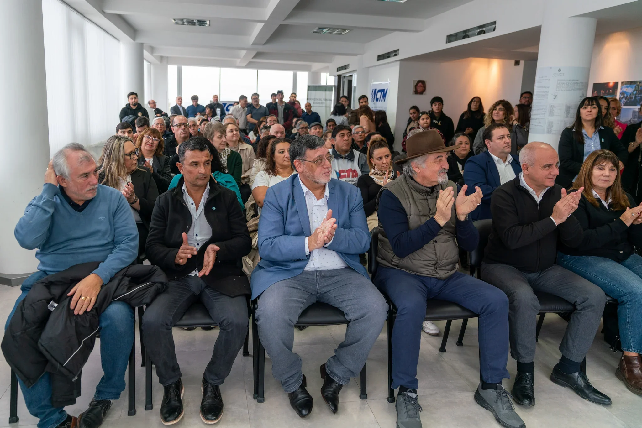 Othar Macharashvili y autoridades municipales sentados aplaudiendo en el acto de asunción de la comisión de la APJ.